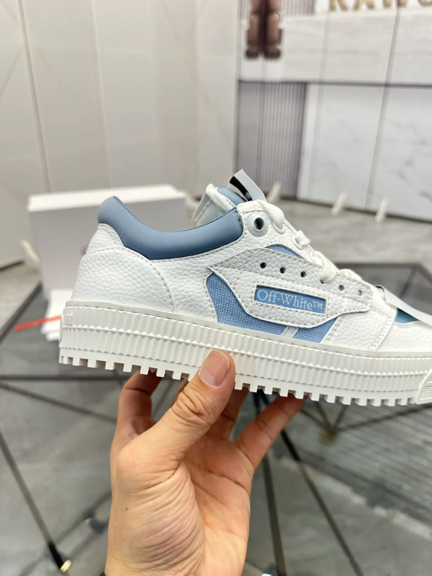 Selling men's shoes 💰: 💰P500¥ High-end top quality Product trademark: OFF WHITE *"OFF WHITE*" low-top casual shoes Regular size: 35-45 (can be customized to 46) Couple style Product materials: Upper imported first-layer cowhide stitched with original fabric, genuine leather lining, original outsole. No.: H203